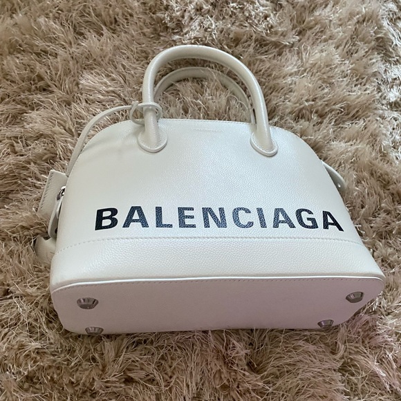 White Balenciaga bag unused and comes with body strap as well as keys and lock - Picture 2 of 8